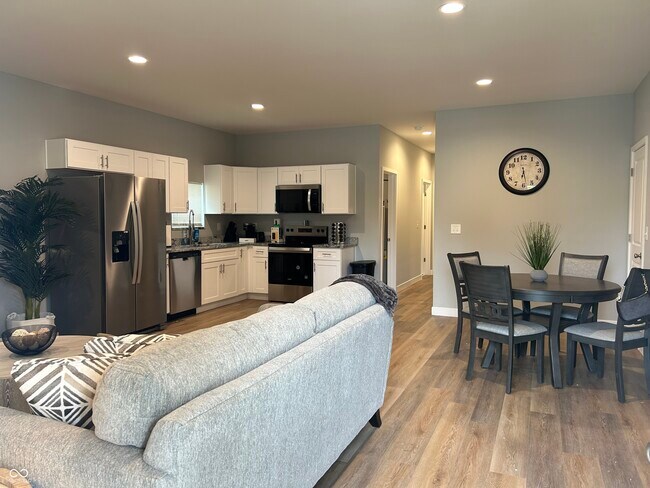 Building Photo - 44 E Parkview Ave