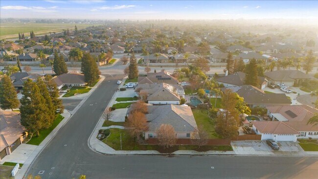 Building Photo - West Bakersfield Custom Home for Rent Available Now!