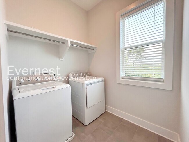 Building Photo - 4 Bed, 4.5 Bath Town Home with Garage / Available Now!
