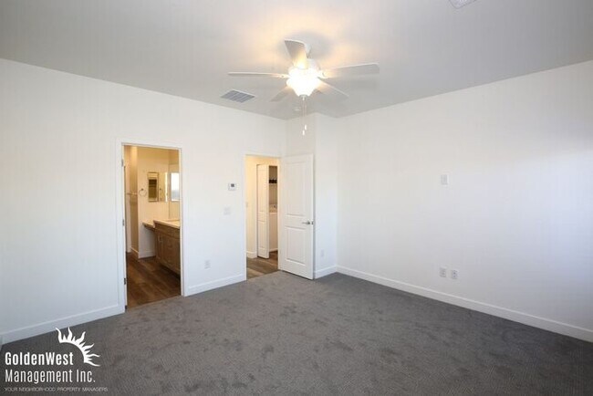 Building Photo - Modern 4Bdm 4.5 Ba Townhome in Desirable Las Vegas Community
