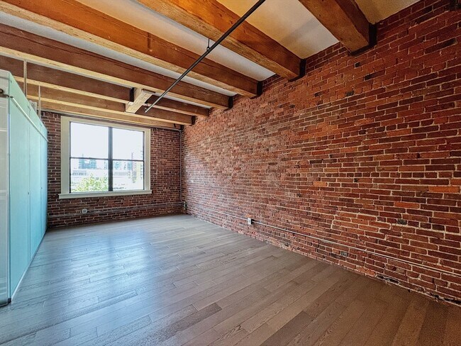 Building Photo - 33 Sleeper St