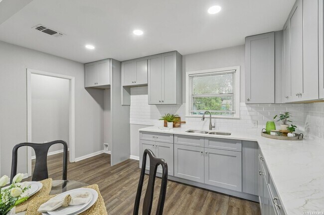 Building Photo - 623 Weizmann St