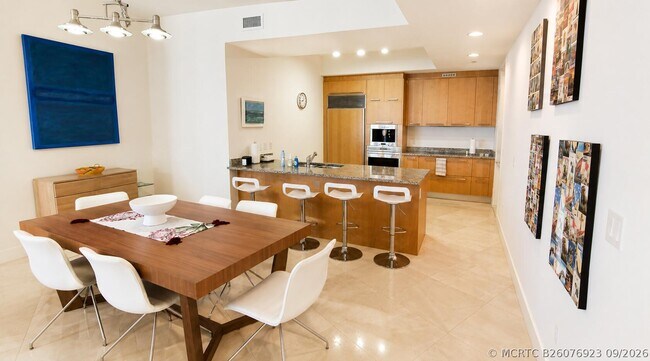 Building Photo - 15901 Collins Ave