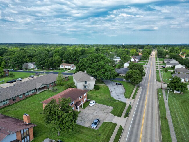 Building Photo - 406 W Southampton Dr