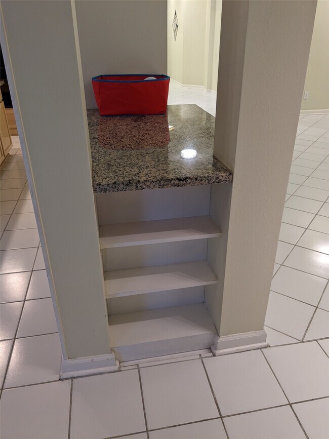 Building Photo - 635 Avery Dr