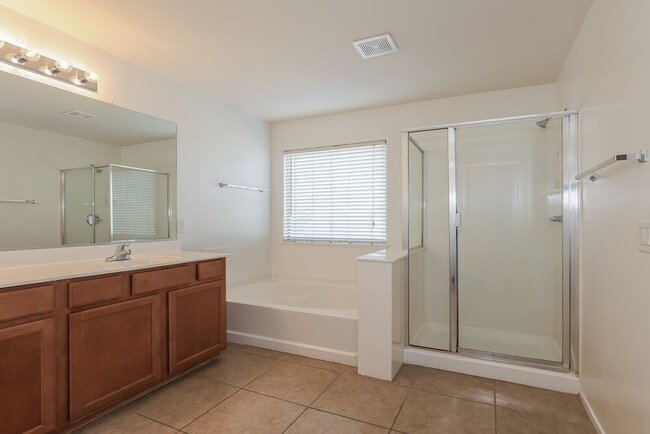 Building Photo - 1450 E Mia Ln