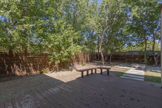 Building Photo - 1702 Forest Hill Dr