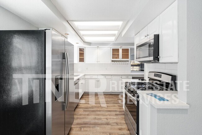 Building Photo - STUNNING UPDATED HOME 5 BEDROOM HOME ON CO...