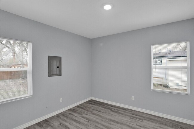 Building Photo - 219 Loma Dr