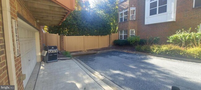 Building Photo - 10210 Sherman Heights Pl