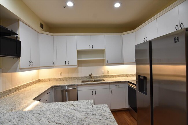 Building Photo - 4040 Avondale Ave