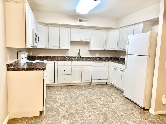 Building Photo - Spacious 2 Bed 2 Bath! Pets Welcome!  No S...