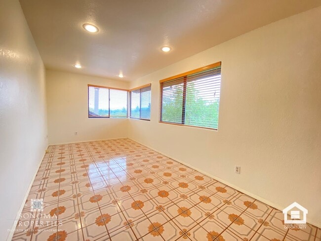 Building Photo - 3+ Bedroom / 2 Bathroom Home with Sunroom & Beautiful Views