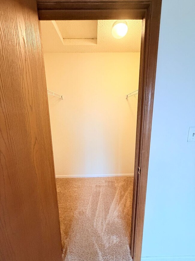 Building Photo - 1555 Blue Brook Way