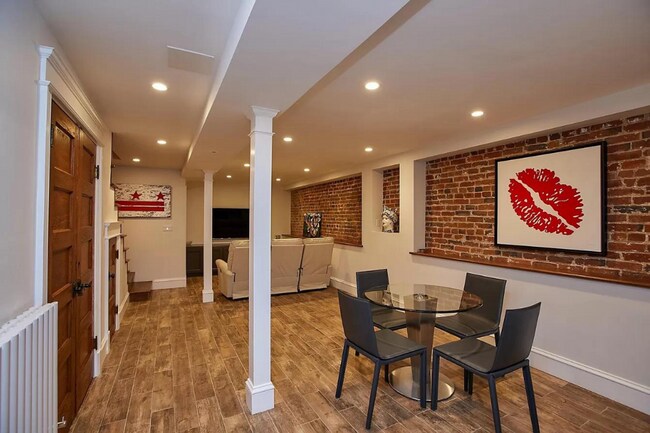 Building Photo - 3 level townhouse w 2br 2.5ba, parking spo...