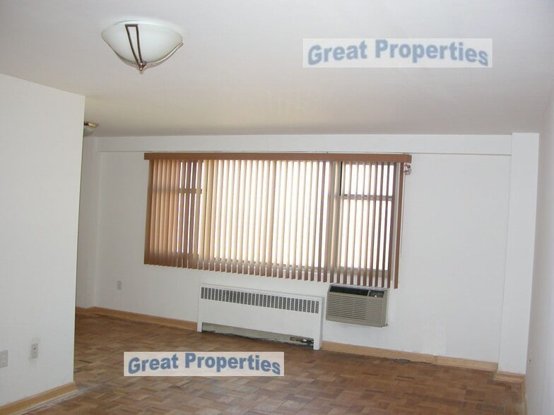 Primary Photo - 11820 Edgewater Dr
