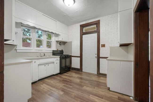 Building Photo - NEW LISTING -5 BEDROOM HOUSE!