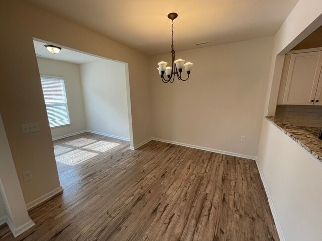 Building Photo - Like new 3 Bedroom townhouse with 2 car garage
