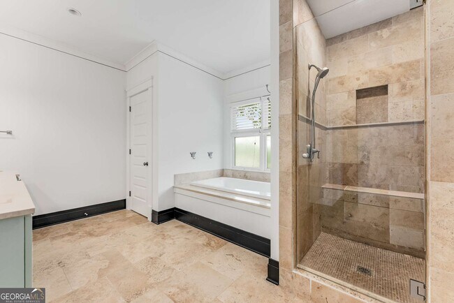 Building Photo - 546 Candler Park Dr NE