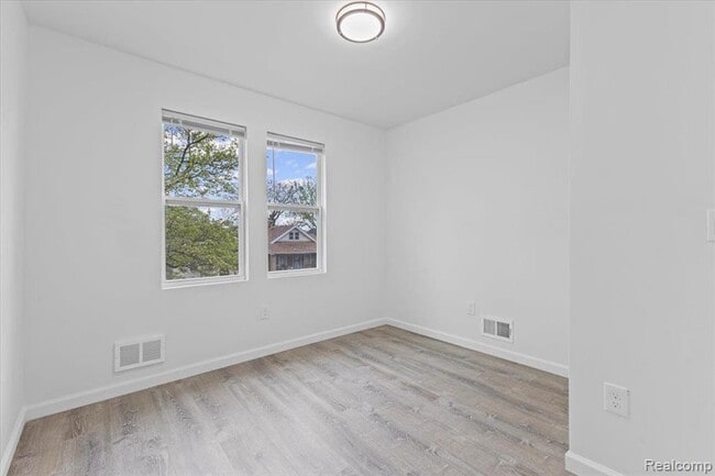 Building Photo - 3957 Lenox St