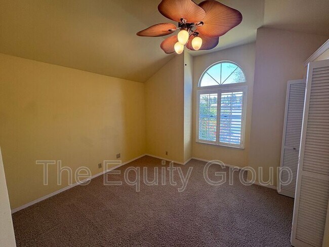 Building Photo - 519 N Aspen St