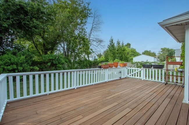 Building Photo - For Rent – Beautifully Updated Townhome in Gull Point a Waterfront Community
