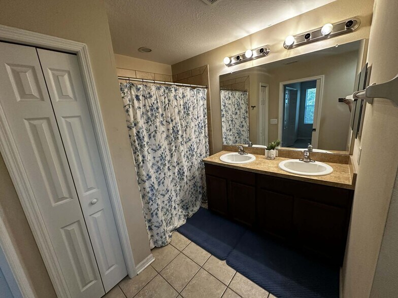 Building Photo - 6628 Holly Heath Dr