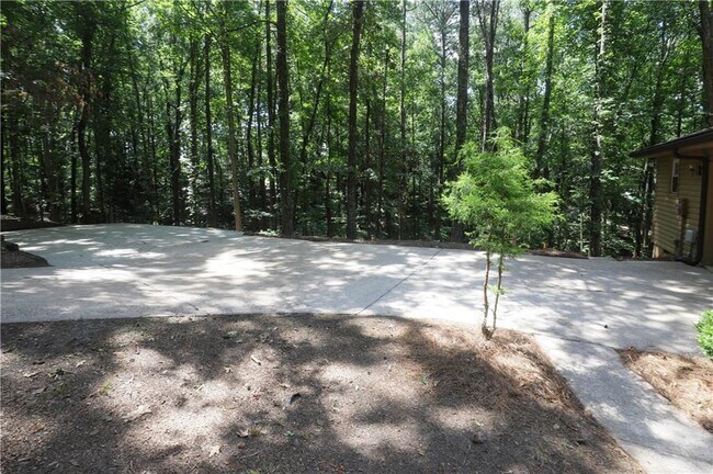 Building Photo - 765 Spring Valley Dr