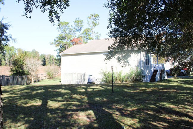 Building Photo - Charming 3BD, 2BA home with spacious yard and screened in porch