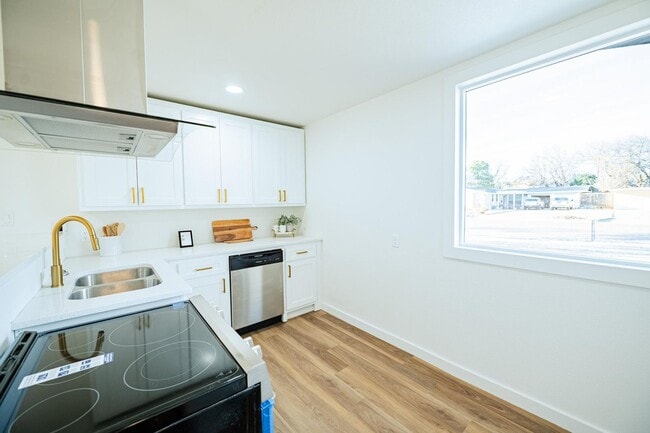 Building Photo - Modern Chic 3 Bedroom W/ Flex Space!