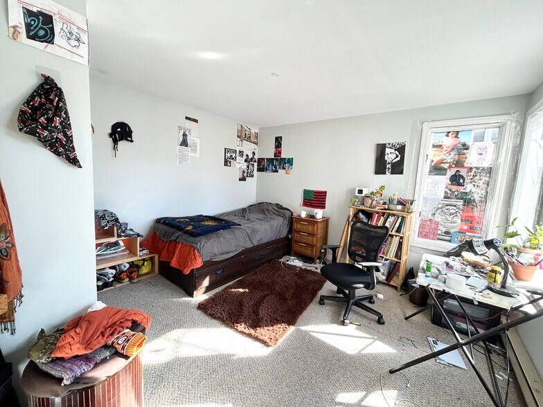 Building Photo - 33 Lawn St