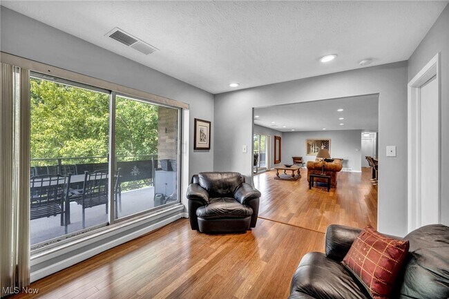 Building Photo - 2202 Acacia Park Dr