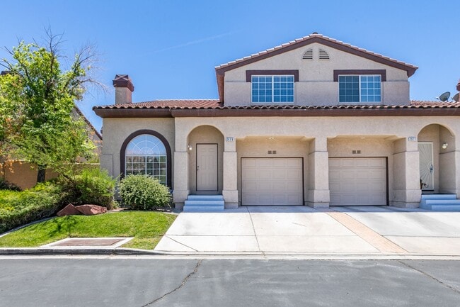 Building Photo - Amazing !! 2 Bedroom 2.5 Bathroom Townhous...