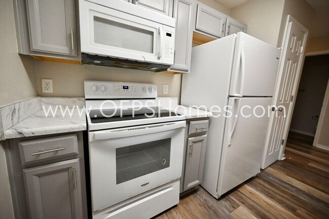 Building Photo - 214 Tooke St