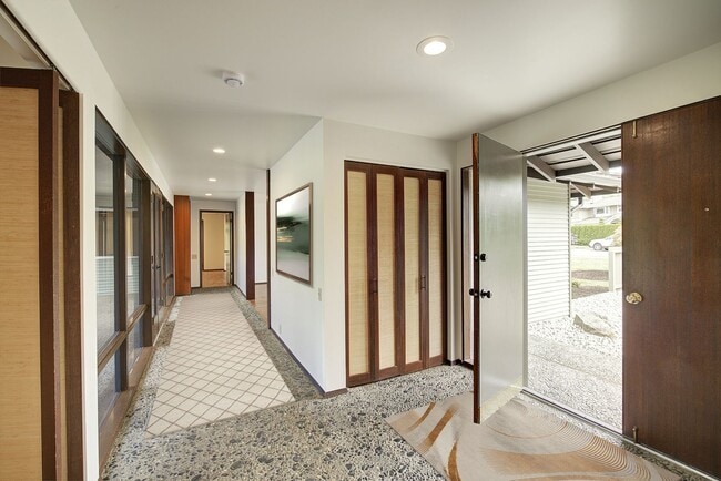 Building Photo - 4bd/2.5ba Clyde Hill Home