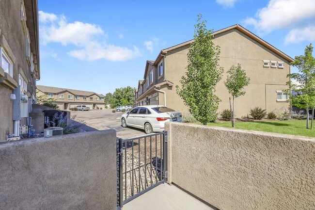 Building Photo - $1,849.00 - 3 Bed, 2.5 Bath Townhome in CO Springs with AC and In Unit Laundry!