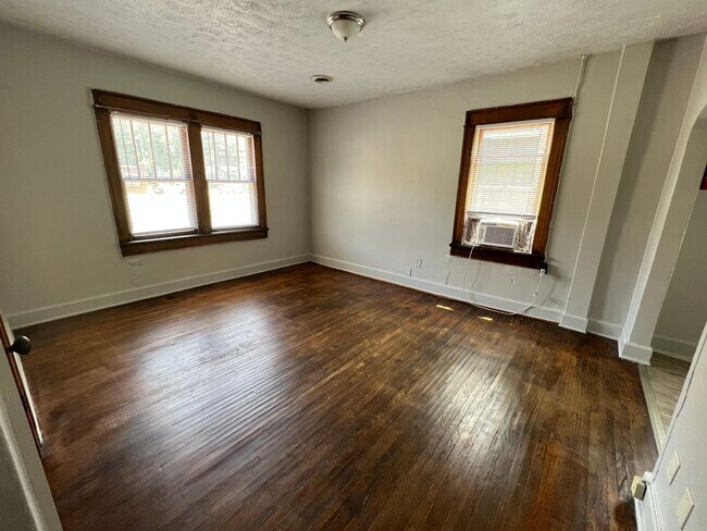 Building Photo - 1 Bdrm Apartment Avail July 2025!  $825 Mo...