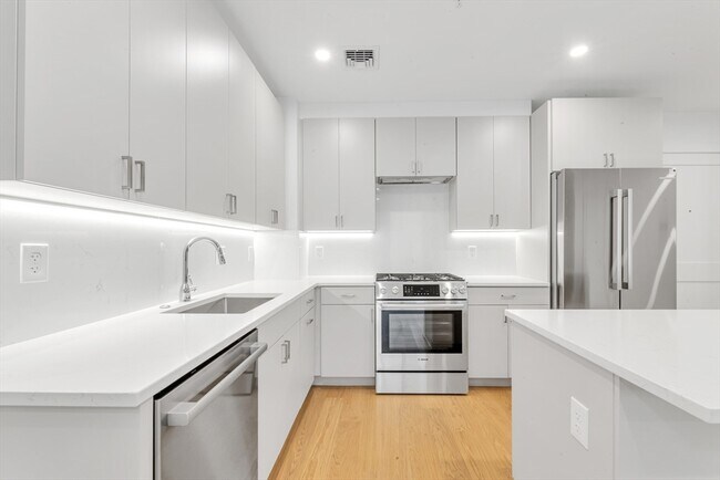 Primary Photo - 256 Dorchester St