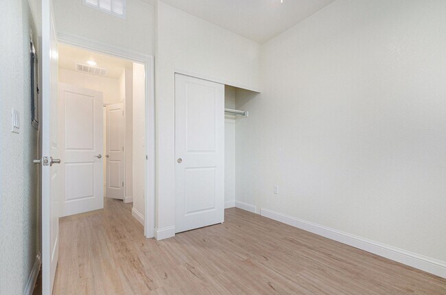 Building Photo - Ground Level Condo - 2 Bedrom 2 Bathroom in Chatfield Bluffs