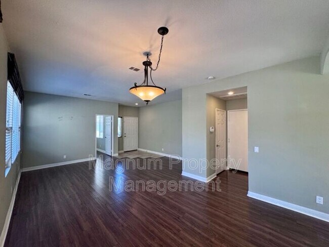 Building Photo - 30997 Oakhill Dr
