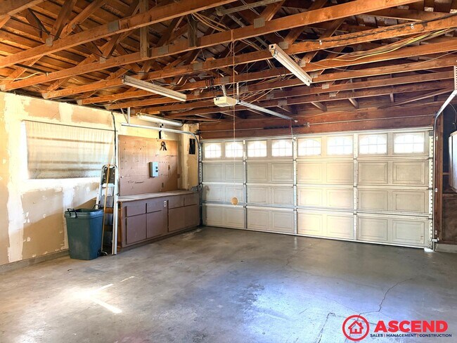 Building Photo - 5213 Lowen Ave