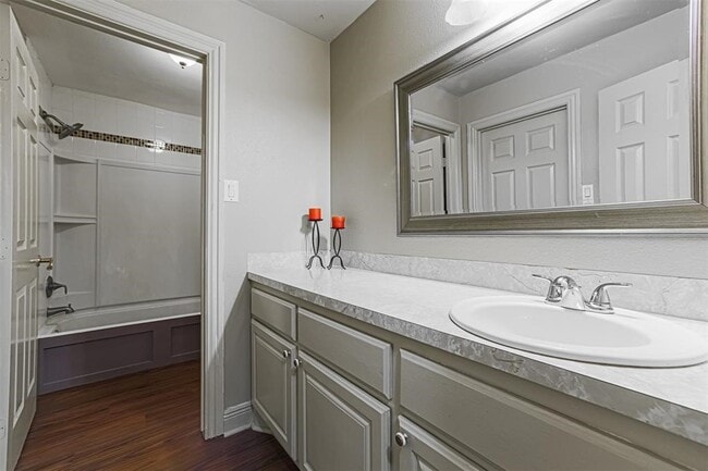 Building Photo - 6203 Oak Bay Dr