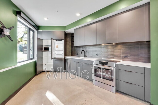 Building Photo - 1601 Park Ave