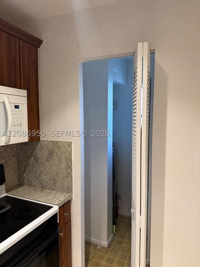 Building Photo - 8040 N Colony Cir