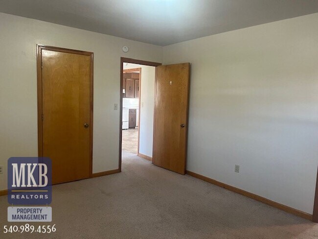 Building Photo - Garden City- 1 Bedroom duplex