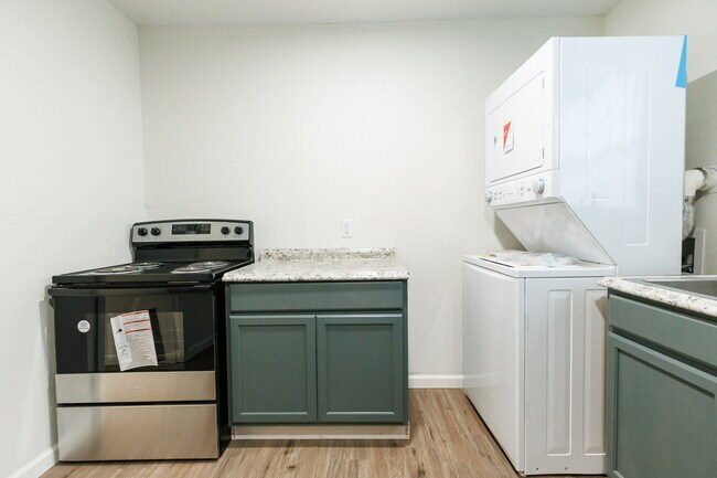 Building Photo - Newly Remodeled Duplex with Modern Touches...