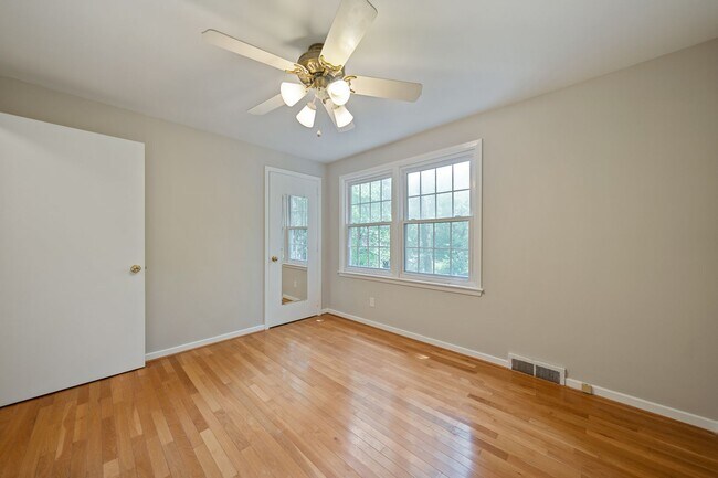 Building Photo - 2737 Dogwood Rd