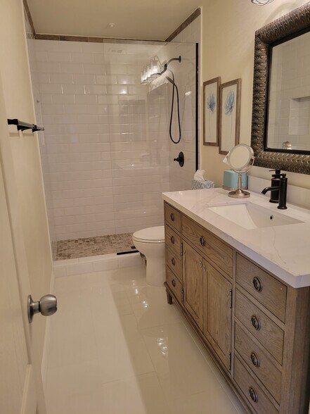 Master Ensuite - 6900 E Princess Dr