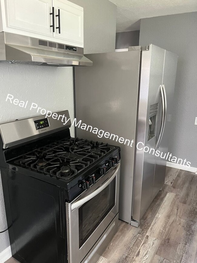 Building Photo - Charming 3 Bedroom, 1 Bathroom Home with B...