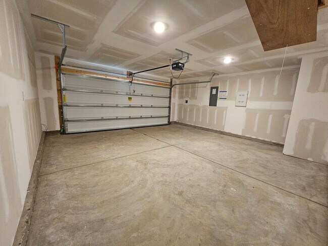 Building Photo - Move in Ready...Start Packing